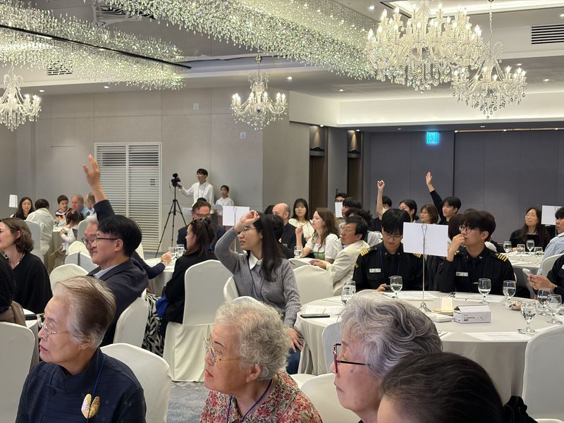지난 2일 부산관광호텔 컨벤션홀에서 열린 독일 통일 36주년 기념 '2026 부산 독일의 밤·한국-독일 만남의 밤' 행사 참석자들이 우의를 다지고 있다. 한독문화교류협회 제공