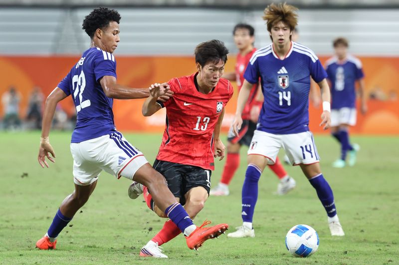 3일 일본 아이치현 도요타 스타디움에서 열린 2026 아이치·나고야 아시안게임 남자 축구 결승에서 제주 출신 강상윤이 일본 수비를 뚫고 공격을 전개하고 있다. 한국은 일본을 1-0으로 꺾고 금메달을 차지했다. 사진=뉴스1
