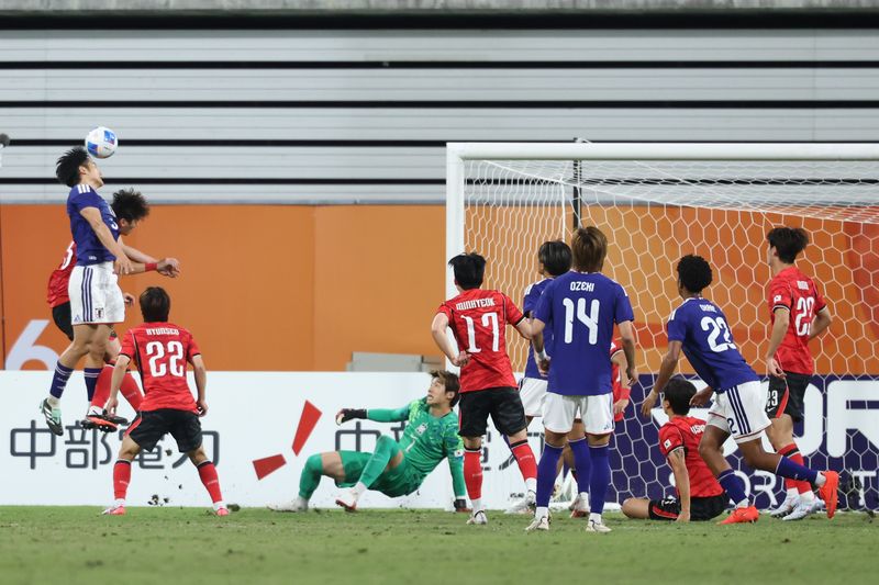 3일 일본 아이치현 도요타 스타디움에서 열린 2026 아이치·나고야 아시안게임 축구 결승전 대한민국과 일본의 경기, 일본 이치하라 리온이 대한민국 문전을 향해 헤더를 하고 있다. 뉴스1