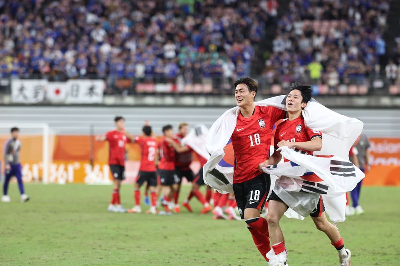 3일 일본 아이치현 도요타 스타디움에서 열린 2026 아이치·나고야 아시안게임 남자 축구 결승전 대한민국과 일본의 경기, 1대 0으로 승리하며 금메달을 획득한 대한민국의 김명준,양민혁이 태극기를 두르고 기쁨을 나누고 있다. 뉴스1