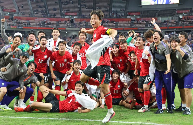 3일 일본 아이치현 도요타 스타디움에서 열린 2026 아이치·나고야 아시안게임 남자 축구 대한민국과 일본의 결승. 승리 후 금메달을 획득한 한국 선수들이 기뻐하고 있다. 연합뉴스