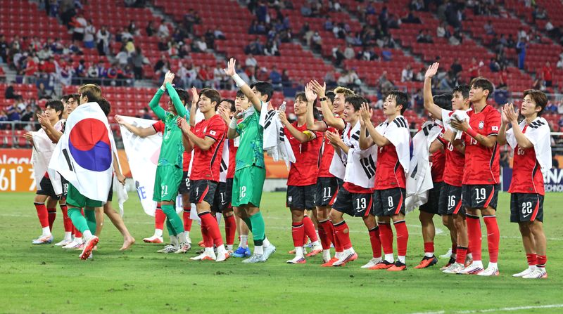 3일 일본 아이치현 도요타 스타디움에서 열린 2026 아이치·나고야 아시안게임 남자 축구 대한민국과 일본의 결승. 승리 후 금메달을 획득한 한국 선수들이 팬들을 향해 인사를 하고 있다. 연합뉴스