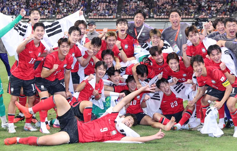 3일(현지 시간) 일본 아이치현 도요타 스타디움에서 열린 2026 아이치·나고야 아시안게임 남자 축구 결승 대한민국과 일본의 경기, 한국 선수들이 1-0 승리를 거두며 금메달을 획득한 뒤 기념촬영하고 있다. 뉴시스