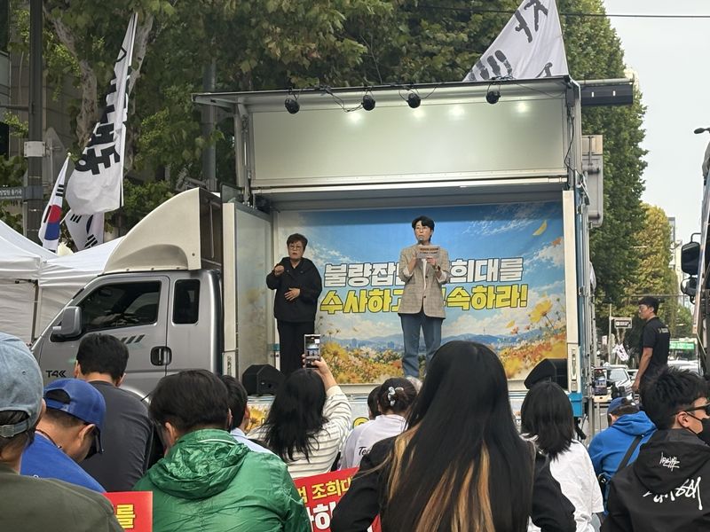 [서울=뉴시스] 임다빈 수습기자 = 3일 서울 서초구 서초역 인근에서 열린 촛불행동 '내란청산 국민주권실현 210차 촛불대행진'에서 참가자들이 조희대 대법원장에 대한 수사와 탄핵을 촉구하고 있다. 2026.10.03. dabin071818@newsis.com