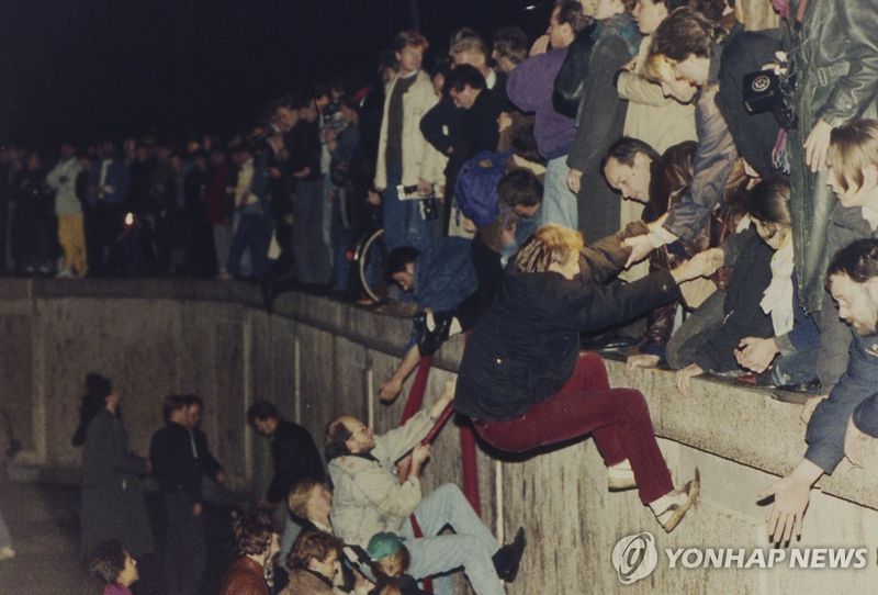베를린 장벽 넘는 동독 주민들(1989년 11월) (출처=연합뉴스)