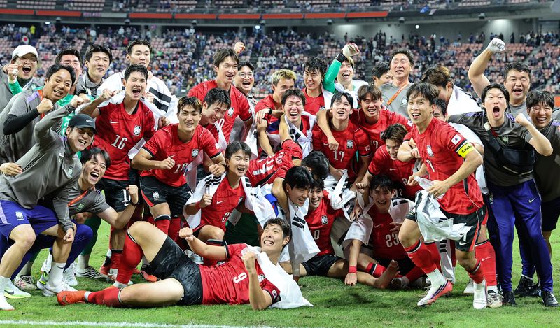 3일 일본 아이치현 도요타 스타디움에서 열린 2026 아이치·나고야 아시안게임 축구 결승전 대한민국과 일본의 경기, 대한민국 선수들이 1대0 승리 후 금메달을 확정짓고 기뻐하고 있다. 뉴스1