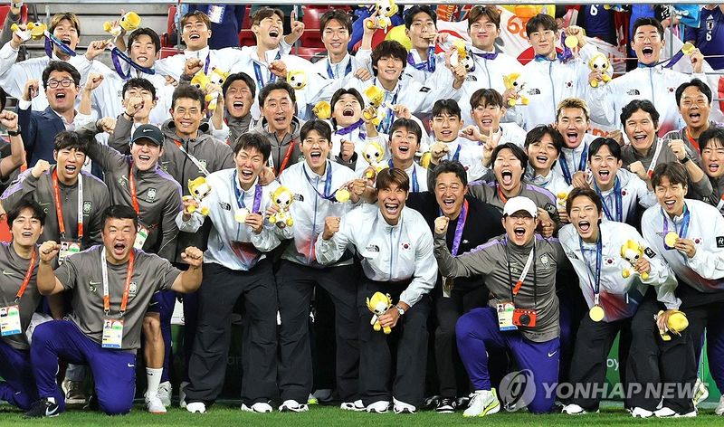 2026 아이치·나고야 아시안게임 남자 축구 결승전 시상식에서 금메달을 차지한 대한민국 선수단이 기념촬영을 하고 있다. 2026.10.03. /사진=연합뉴스