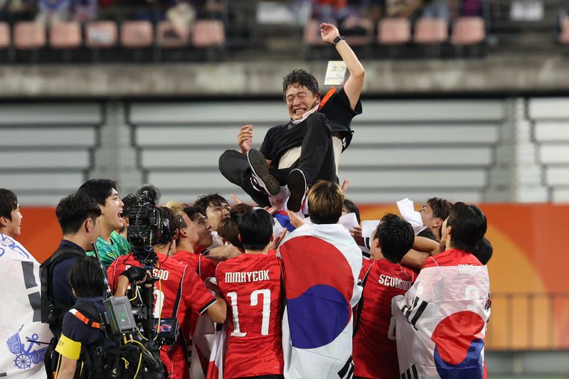 3일(현지 시간) 일본 아이치현 도요타 스타디움에서 열린 2026 아이치·나고야 아시안게임 남자 축구 결승 대한민국과 일본의 경기, 한국 선수들이 1-0 승리를 거둔 뒤 이민성 감독을 헹가레 하며 금메달 확정 기쁨을 만끽하고 있다. 뉴시스