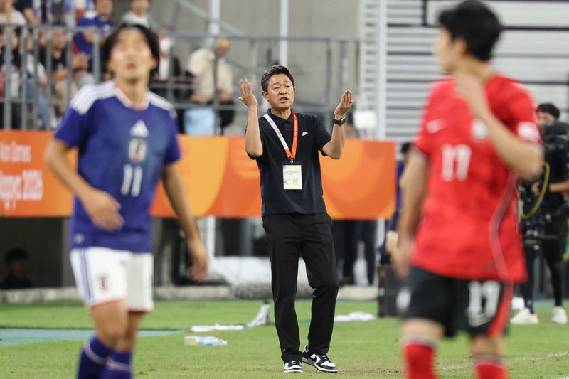 3일(현지 시간) 일본 아이치현 도요타 스타디움에서 열린 2026 아이치·나고야 아시안게임 남자 축구 결승 대한민국과 일본의 경기, 전반 한국 이민성 감독이 선수들에게 지시를 하고 있다. 뉴시스