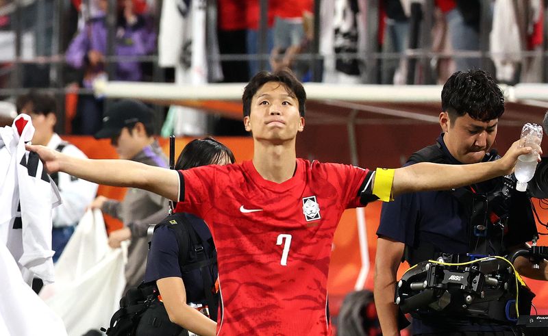 3일(현지 시간) 일본 아이치현 도요타 스타디움에서 열린 2026 아이치·나고야 아시안게임 남자 축구 결승 대한민국과 일본의 경기, 한국 엄지성이 1-0 승리를 거두며 금메달을 획득한 뒤 기쁨을 만끽하고 있다. 뉴시스