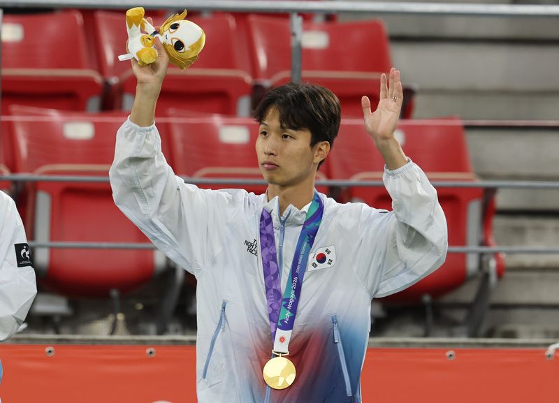 3일 일본 아이치현 도요타 스타디움에서 열린 2026 아이치·나고야 아시안게임 남자 축구 시상식에서 금메달을 획득한 엄지성이 인사를 하고 있다. 연합뉴스
