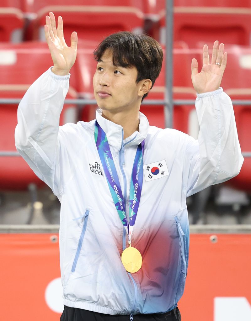 3일(현지 시간) 일본 아이치현 도요타 스타디움에서 열린 2026 아이치·나고야 아시안게임 남자 축구 결승전 시상식에서 금메달을 차지한 대한민국 엄지성이 관중석을 향해 인사하고 있다. 뉴시스