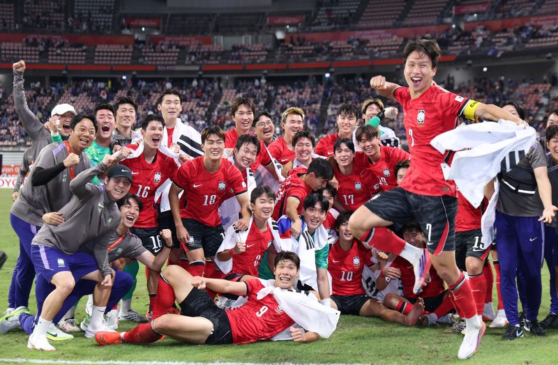 3일 일본 아이치현 도요타 스타디움에서 열린 2026 아이치·나고야 아시안게임 남자 축구 결승전에서 일본에 1-0 승리로 금메달을 차지한 대한민국 엄지성을 비롯한 선수단이 기념촬영을 하고 있다. /사진=뉴시스