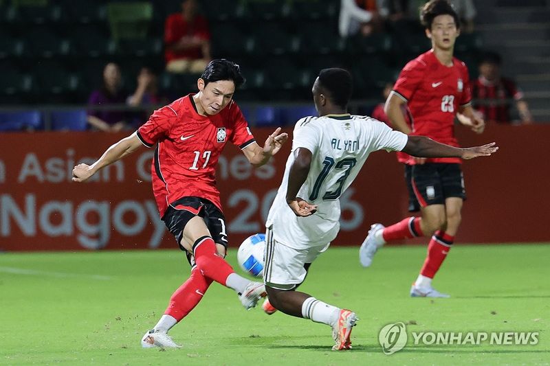아시안게임에서 경기에 뛰고 있는 양민혁. 연합뉴스