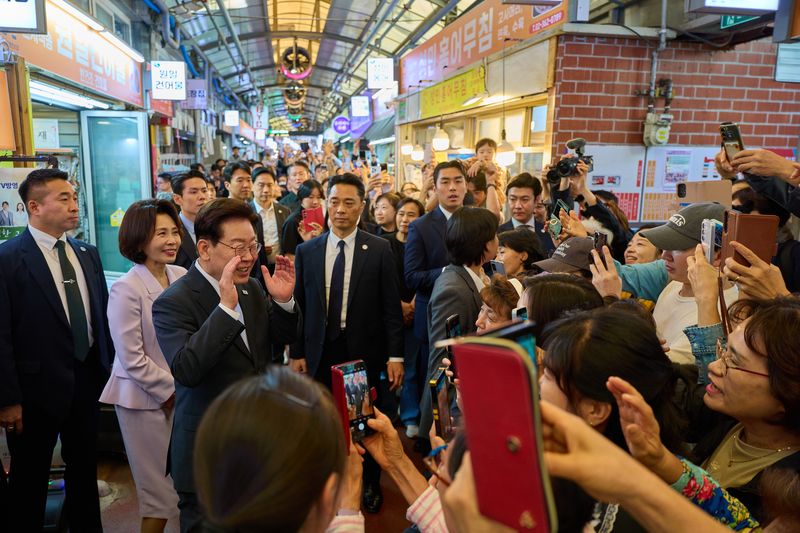 이재명 대통령과 김혜경 여사가 2일 서울 서대문구 영천시장을 찾아 시민들과 대화를 하고 있다. (청와대 제공. 재판매 및 DB 금지) 2026.10.2 ⓒ 뉴스1 이재명 기자