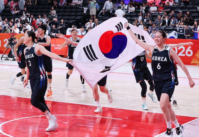 대한민국 여자농구 대표팀 주장 강이슬, 최이샘이 26일 일본 나고야 아이치 인터내셔널 아레나에서 열린 2026 아이치·나고야 아시안게임 여자농구 결승전 일본과의 경기에서 승리, 금메달을 확정지은 뒤 태극기를 든채 코트를 돌고 있다. 2026.9.26 ⓒ 뉴스1 안은나 기자