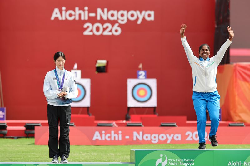 대한민국 오예진이 3일 일본 오카자키 중앙종합공원 다목적광장에서 열린 2026 아이치·나고야 아시안게임 양궁 리커브 여자 개인전 시상식에서 은메달을 목에 걸고 1위를 차지한 인도 쿰쿰 아닐 모호드에 박수를 보내고 있다. 2026.10.3 ⓒ 뉴스1 김도우 기자