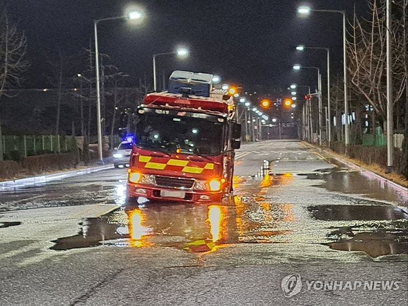 대전 관평동서 땅 꺼짐 발생…출동 소방차 바퀴 빠져 (출처=연합뉴스)
