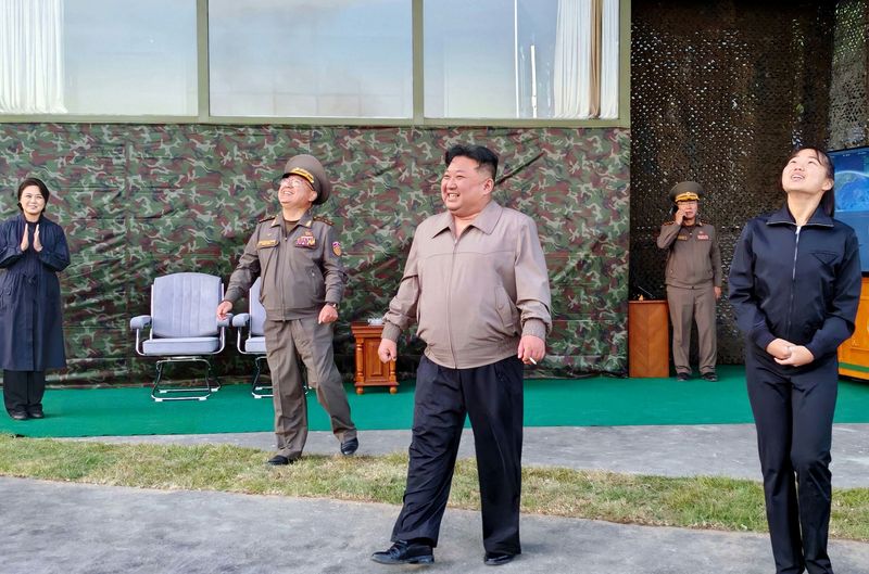 북한 노동당 기관지 노동신문은 4일 김 총비서가 동부지역에서 동해 방향으로 진행된 중거리전략미사일발사훈련을 직접 참관했다고 보도했다. 시험 발사에서는 김정식 노동당 군수공업부 제1부부장, 장창하 미사일총국장이 김 총비서를 수행했다. 노동신문/뉴스1