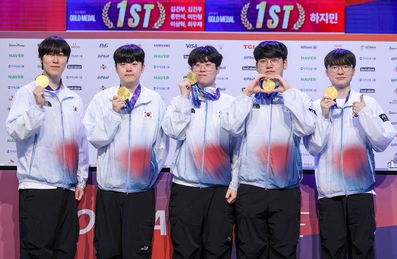 e스포츠 롤 국가대표 '제카' 김건우(왼쪽부터), '캐니언' 김건부, '제우스' 최우제, '구마유시' 이민형, '페이커' 이상혁이 3일 일본 라이브스 나고야에서 열린 2026 아이치·나고야 아시안게임 금메달리스트 기자회견에서 금메달을 들어 보이고 있다. 2026.10.3 ⓒ 뉴스1 안은나 기자