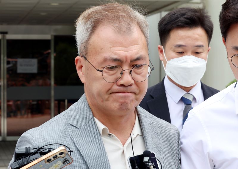 [서울=뉴시스] 박영태 기자 = '내란 가담' 강호필 前 육군 지상작전사령관이 13일 서울 서초구 중앙지법에서 열린 구속영장실질심사를 끝낸 후 법원을 나서고 있다. 2026.07.13. since1999@newsis.com