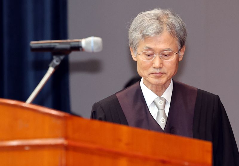조희대 대법원장이 지난 2일 오후 서울 대법원 대강당에서 열린 신임 법관 임명식에 참석해 신임 법관 임명식사를 위해 이동하고 있다. 뉴시스