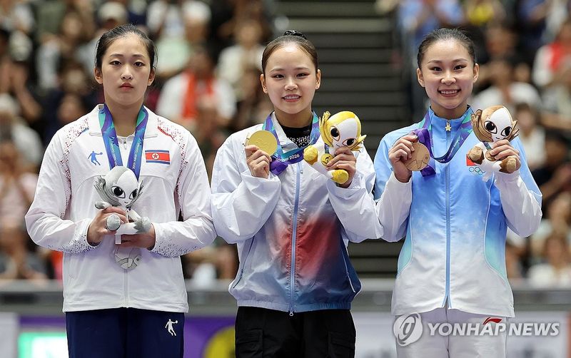 시상대 나란히 선 한국·북한·중국 (출처=연합뉴스)