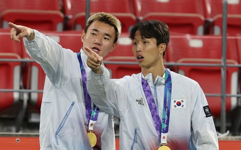3일 일본 아이치현 도요타 스타디움에서 열린 2026 아이치·나고야 아시안게임 남자 축구 시상식에서 태극기 국기 게양이 이뤄지지 않자 금메달을 획득한 엄지성(오른쪽)이 게양대를 가르키고 있다. 연합뉴스