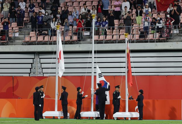3일 일본 아이치현 도요타 스타디움에서 열린 2026 아이치·나고야 아시안게임 남자 축구 시상식에서 금메달을 획득한 한국의 태극기 게양이 이뤄지지 않고 있다. 연합뉴스