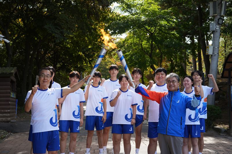 3일 강화도 마니산에서 채화된 제107회 전국체육대회 성화를 관계자와 학생들이 함께 들어 보이고 있다. 도내 성화봉송에는 올해 태어난 아기를 포함한 가족과 국가대표·메달리스트, 4·3희생자 유족 등 900여명이 참여한다. 사진=제주특별자치도