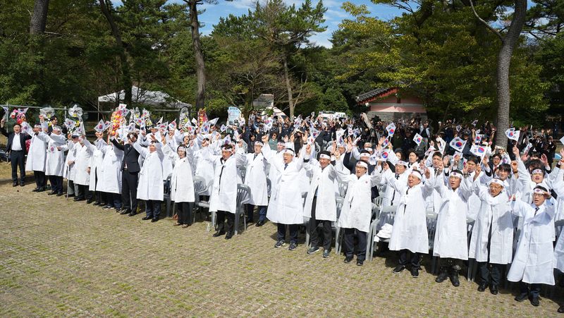 3일 서귀포시 무오법정사 항일운동 발상지에서 열린 ‘108주기 제32회 무오법정사 항일항쟁 기념식’에서 광복회원과 유족, 학생·도민 등 참석자들이 태극기를 흔들며 만세삼창을 하고 있다. 이날 행사에는 500여명이 참석해 1918년 일제에 맞선 제주 선열들의 항일정신을 기렸다. 사진=제주특별자치도