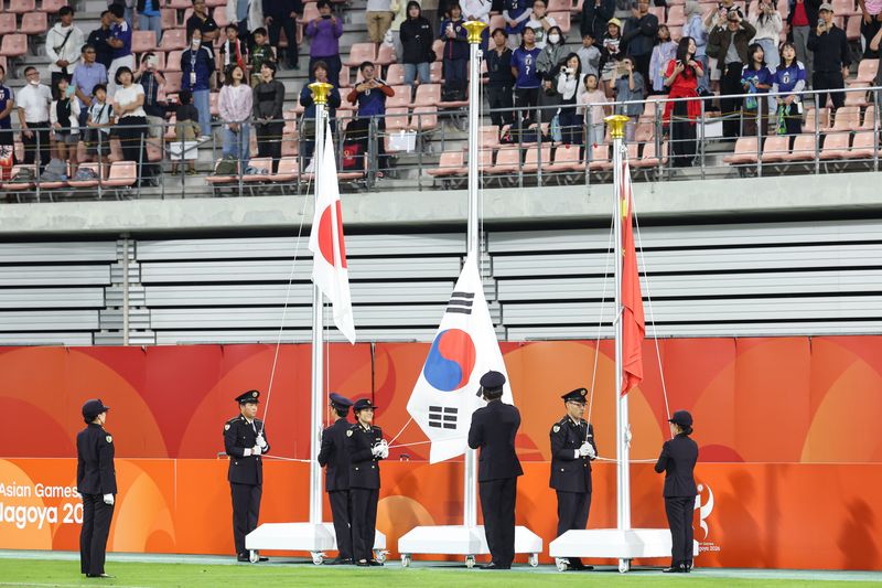 3일 일본 아이치현 도요타 스타디움에서 열린 2026 아이치·나고야 아시안게임 축구 결승전 시상식에서 태극기가 게양되지 않고 있다. 뉴스1