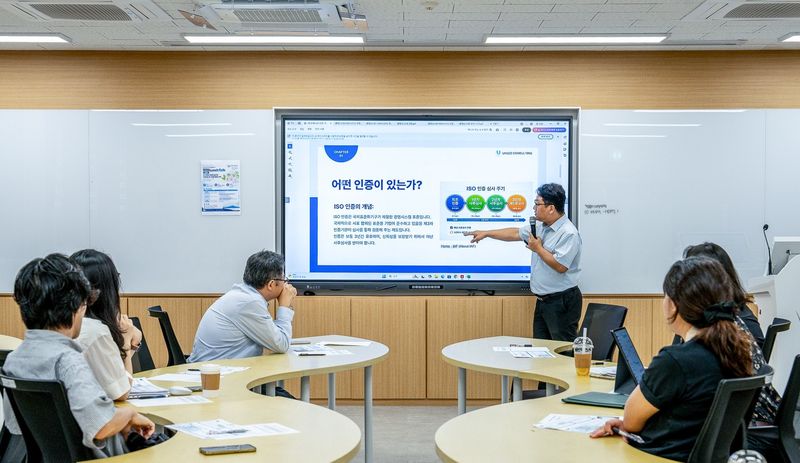지난 9월30일 제주대학교 산학협력관에서 초기창업패키지 참여기업과 도내 기업 관계자들이 ‘창업 Lunch Talk’ 3회차 강연에 참여하고 있다. 제주대 창업지원단은 올해 10개 기업을 대상으로 PMS 진단과 ISO 9001 인증 취득을 지원하고 있다. 사진=제주대학교