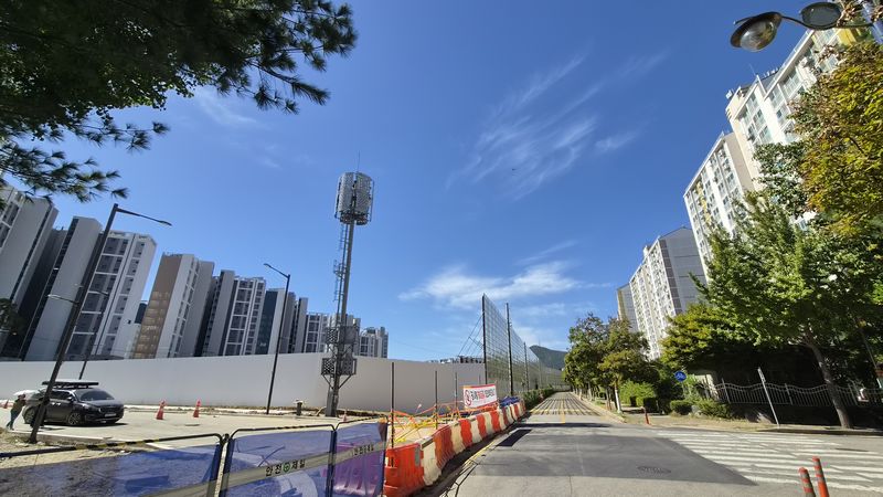 오는 12월 입주를 시작하는 계양신도시 공공분양 아파트(왼쪽)가 막바지 공사를 진행 중이다. 인프라를 모두 갖춘 기존 아파트들(오른쪽)과 길 하나를 사이에 두고 신도시가 조성되는 모습이다. 사진=전민경 기자