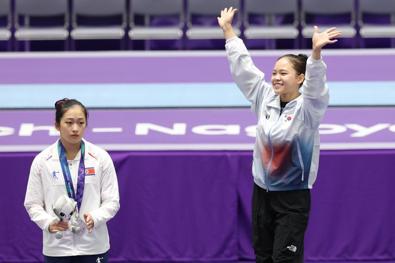 대한민국 여서정이 24일 일본 나고야시 종합체육관에서 열린 2026 아이치·나고야 아시안게임 기계체조 여자 도마 개인전 결선 시상식에서 금메달을 수상하기 전 인사하고 있다. 왼쪽은 손뼉치는 북한 안창옥. 2026.9.24 ⓒ 뉴스1 안은나 기자