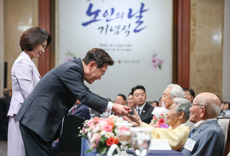 이재명 대통령이 2일 서울 한 호텔에서 열린 제30회 노인의 날 기념식에서 어르신에게 청려장을 증정하고 있다. (청와대통신사진기자단) 2026.10.2 ⓒ 뉴스1 이재명 기자