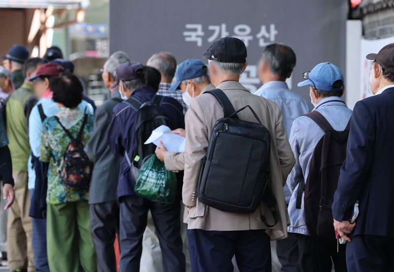 노인의 날인 2일 서울 종로구 탑골공원에서 어르신들이 무료 급식을 받기 위해 길게 줄을 늘어서 있다. 2026.10.2 ⓒ 뉴스1 오대일 기자