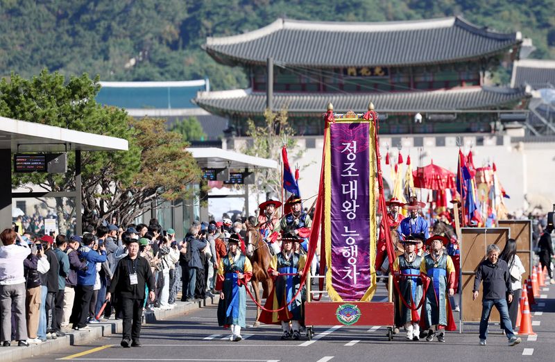 [서울=뉴시스] 김진아 기자= 4일 서울 경복궁에서 출발한 조선시대 정조대왕의 화성원행을 재현하는 '정조대왕 능행차 공동재현' 행사가 세종대로를 지나고 있다. 2026.10.04. bluesoda@newsis.com