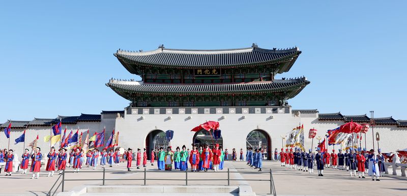 [서울=뉴시스] 김진아 기자= 4일 서울 경복궁에서 열린 조선시대 정조대왕의 화성원행을 재현하는 '정조대왕 능행차 공동재현' 행사에서 출궁의식이 진행되고 있다. 2026.10.04. bluesoda@newsis.com