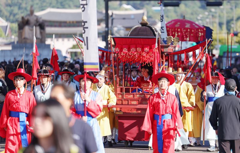 [서울=뉴시스] 김진아 기자= 4일 서울 경복궁에서 출발한 조선시대 정조대왕의 화성원행을 재현하는 '정조대왕 능행차 공동재현' 행사가 세종대로를 지나고 있다. 2026.10.04. bluesoda@newsis.com