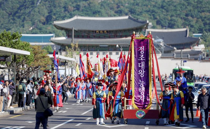 [서울=뉴시스] 김진아 기자= 4일 서울 경복궁에서 출발한 조선시대 정조대왕의 화성원행을 재현하는 '정조대왕 능행차 공동재현' 행사가 세종대로를 지나고 있다. 2026.10.04. bluesoda@newsis.com