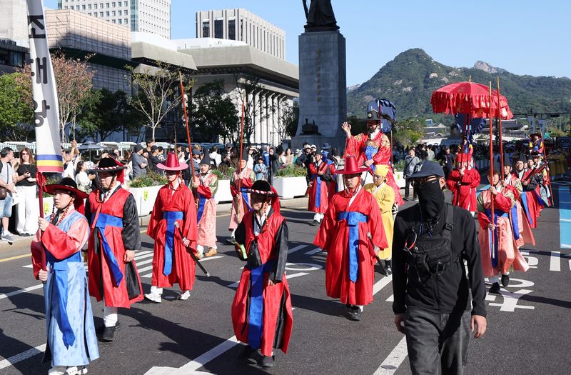 [서울=뉴시스] 김진아 기자= 4일 서울 경복궁에서 출발한 조선시대 정조대왕의 화성원행을 재현하는 '정조대왕 능행차 공동재현' 행사가 세종대로를 지나고 있다. 2026.10.04. bluesoda@newsis.com