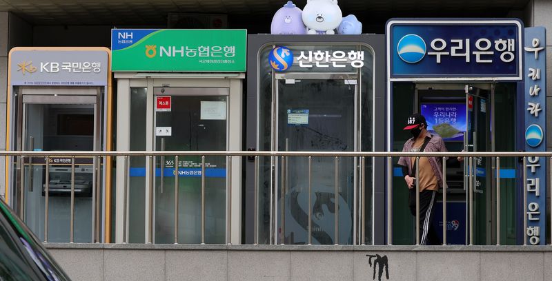 [서울=뉴시스] 홍효식 기자 = 16일 서울 시내 시중은행 ATM 기기가 보이고 있다. 2026.08.16. yesphoto@newsis.com