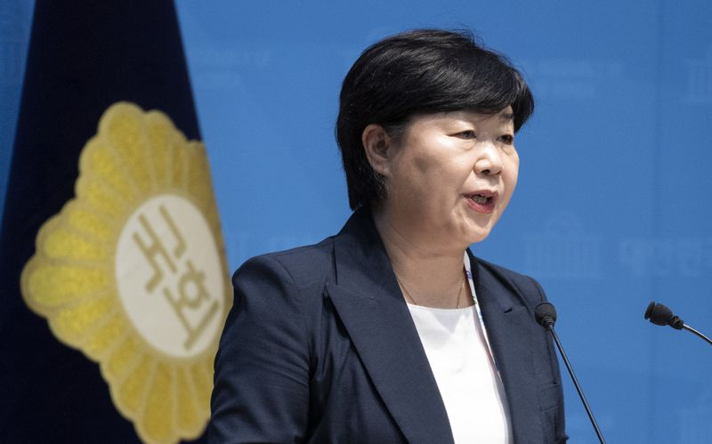 국회 법제사법위원회 위원장인 더불어민주당 서영교 의원이 4일 국회에서 조희대 대법원장의 법사위 국정감사 '증인' 출석을 촉구하는 기자회견을 하고 있다. 연합뉴