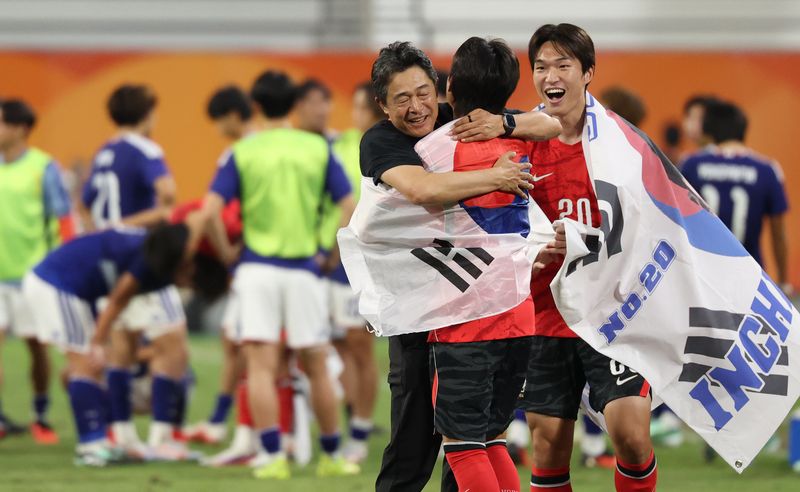 3일(현지 시간) 일본 아이치현 도요타 스타디움에서 열린 2026 아이치·나고야 아시안게임 남자 축구 결승 대한민국과 일본의 경기, 한국 이민성 감독이 1-0 승리를 거두며 금메달을 획득한 뒤 기쁨을 만끽하고 있다. 뉴시스