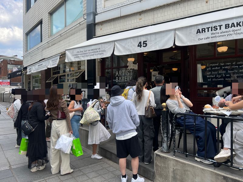 4일 서울 종로구 북촌 아티스트 베이커리 카페가 관광객들로 인산인해를 이루고 있다. 사진=박경호 기자