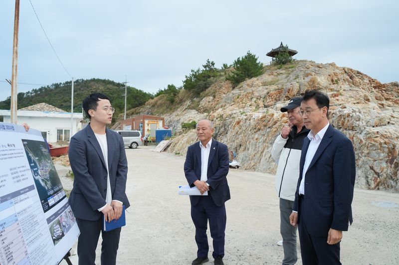 위성곤 제주도지사가 추자올레 인도교와 수변공원 조성 현장에서 사업 추진 상황을 보고받고 있다. 길이 162m의 아치형 인도교와 수변공원 조성에는 85억2900만원이 투입됐으며 제주도는 낚시와 올레길 등을 연계한 체류형 관광 활용 방안을 검토하고 있다. 사진=제주특별자치도