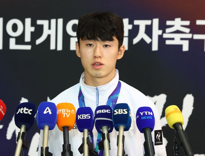 2026 아이치·나고야 아시안게임 남자 축구에서 우승을 차지한 23세 이하(U-23) 축구 대표팀 이기혁이 4일 인천국제공항 제2여객터미널을 통해 귀국한 뒤 인터뷰하고 있다. 뉴시스