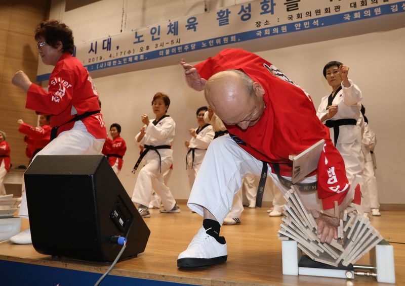 [서울=뉴시스] 2019년 4월 17일 서울 여의도 국회 의원회관에서 열린 '100세 시대, 노인체육 활성화를 위한 토론회' 식전공연에서 실버태권도 시범단 어르신들이 태권도를 선보이고 있는 모습. (사진=뉴시스 DB) 2019.04.17.photo@newsis.com