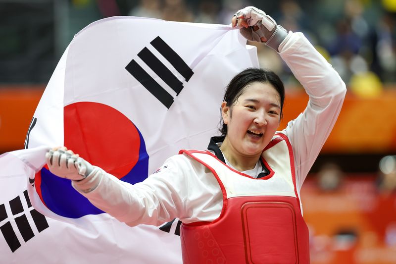 대한민국 송다빈이 3일 일본 도요하시 체육관에서 열린 2026 아이치·나고야 아시안게임 태권도 여자 +67㎏급 결승전에서 중국 무원저를 꺾고 금메달을 확정 짓자 태극기를 들고 기뻐하고 있다. 2026.10.3 ⓒ 뉴스1 안은나 기자